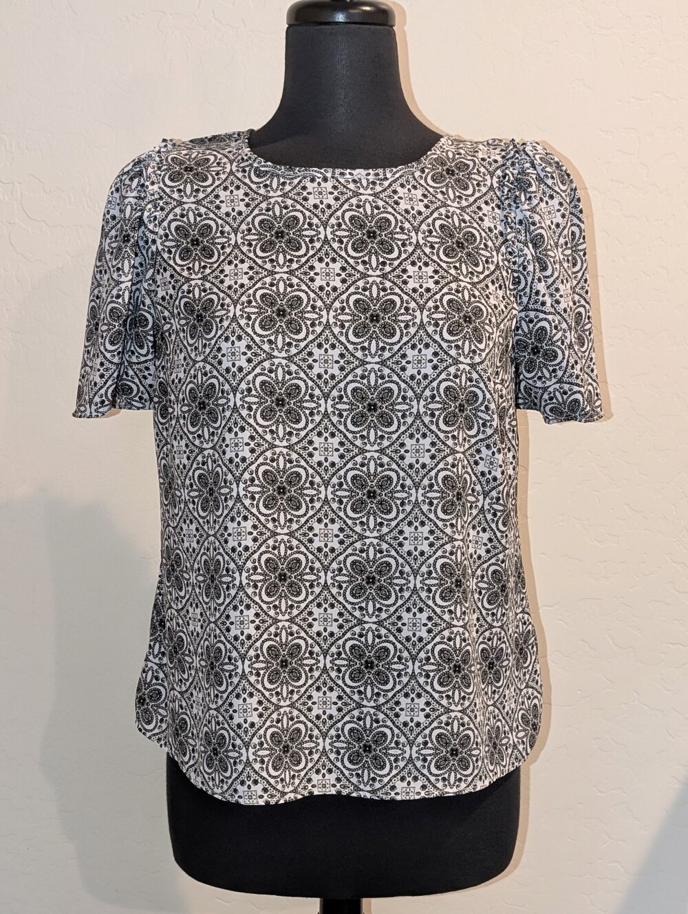 Worthington Petite Black And White Pattern Semi Sheer Blouse Top Size PM